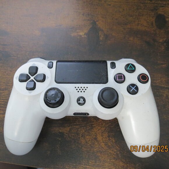 FOR PARTS PS4 Controller White No Wire or Connection Cables included - Picture 1 of 2